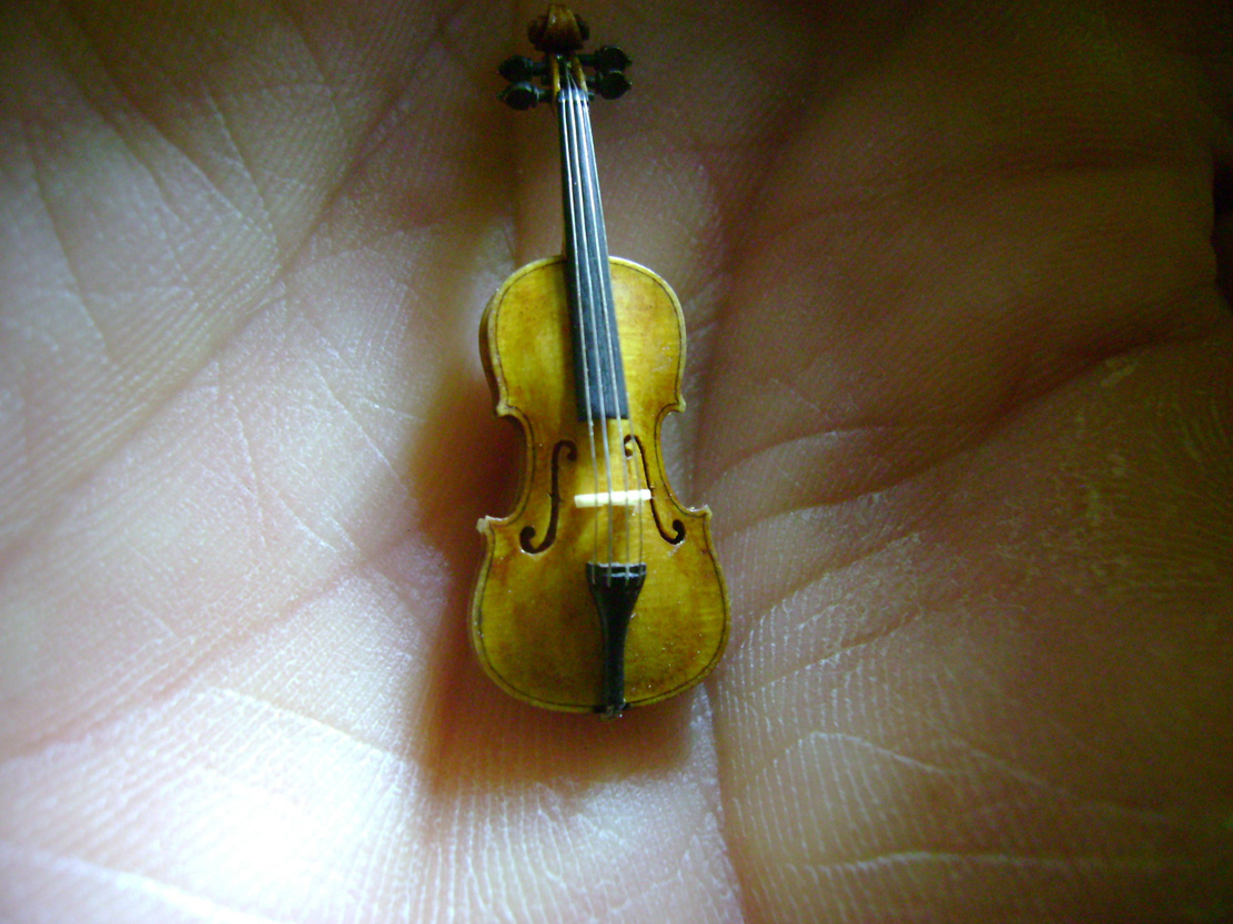 Violin-embryo, Geige, Cellowirbel, Cello tuning peg, smallest violin, Cornel, Schneider, Boxwood, Buchsbaum,&nbsp; jpeg, jpg, scuplture, Schnitzerei,