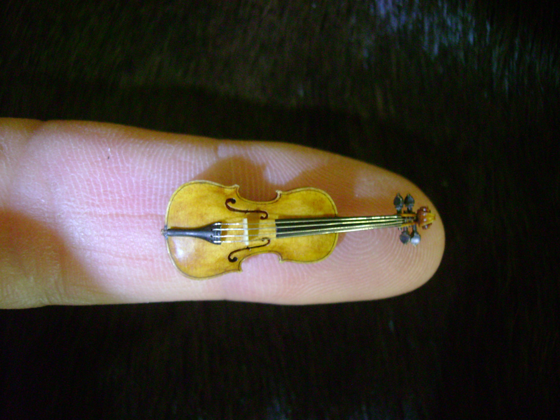 Violin-embryo, Geige, Cellowirbel, Cello tuning peg, smallest violin, Cornel, Schneider, Boxwood, Buchsbaum,&nbsp; jpeg, jpg, scuplture, Schnitzerei,