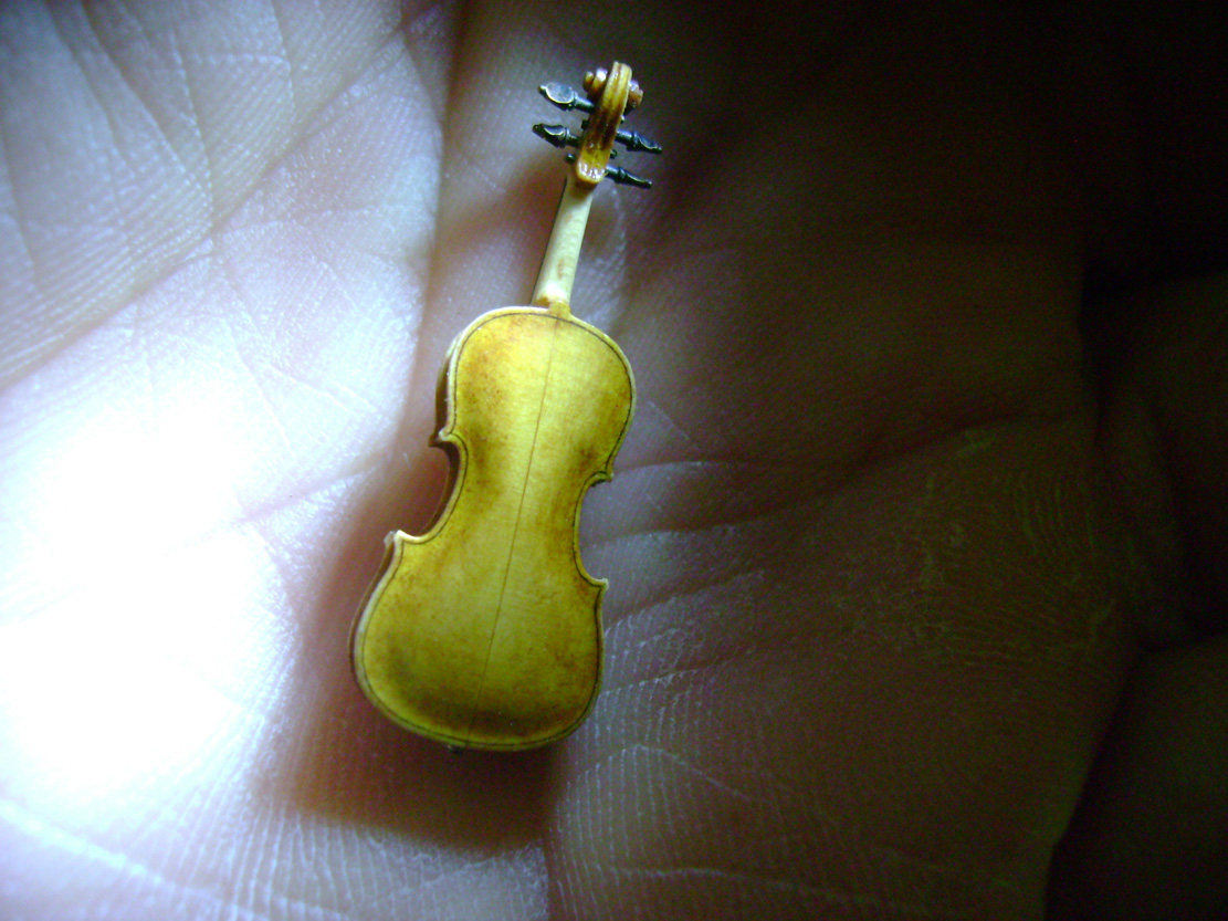Violin-embryo, Geige, Cellowirbel, Cello tuning peg, smallest violin, Cornel, Schneider, Boxwood, Buchsbaum,&nbsp; jpeg, jpg, scuplture, Schnitzerei,