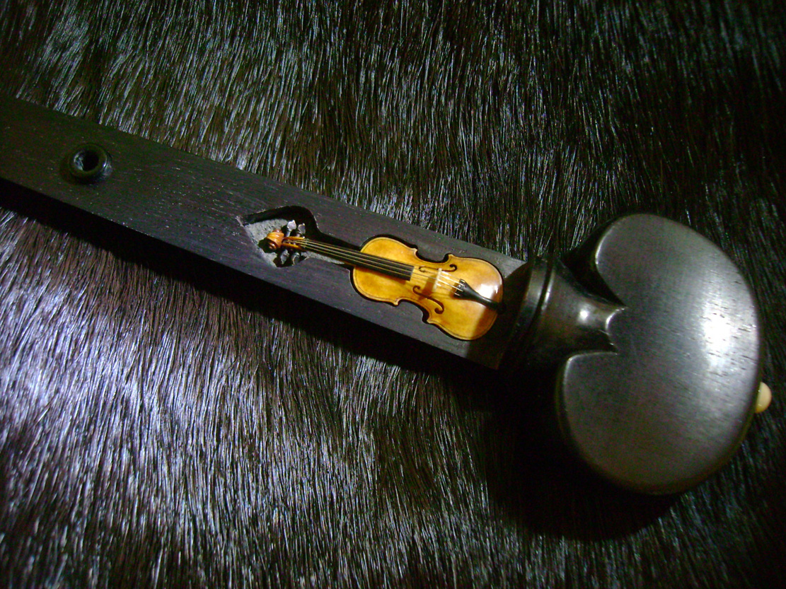 Violin-embryo, Geige, Cellowirbel, Cello tuning peg, smallest violin, Cornel, Schneider, Boxwood, Buchsbaum,&nbsp; jpeg, jpg, scuplture, Schnitzerei,