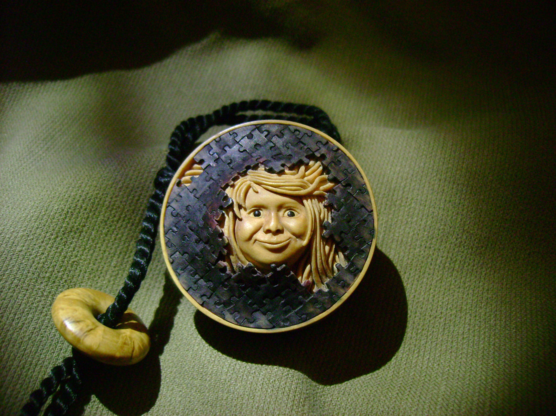 Breaktrough, Durchbruch, puzzle, face, Cornel, Schneider, Boxwood, Buchsbaum,&nbsp; jpeg, jpg, scuplture, Schnitzerei, Carving, netsuke, manju