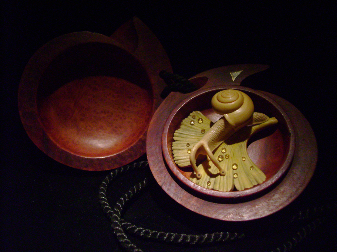 Snail on Gingkoleaf, schnecke, Ginkoblatt, Dewdrop, Cornel, Schneider, Boxwood, Buchsbaum,&nbsp; jpeg, jpg, scuplture, Schnitzerei, Carving, netsuke 