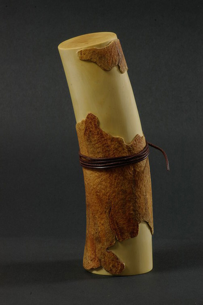 LIZARD ON BONE, Eidechse, Knochen, Cornel, Schneider, Boxwood, Buchsbaum,&nbsp; jpeg, jpg, scuplture, Schnitzerei, Carving, sashi, netsuke, 