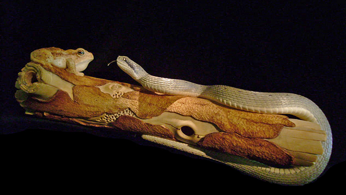 MEETING, Toad, Aspisviper, Kröte, Cornel, Schneider, Boxwood, Buchsbaum, Acrylglass, jpeg, jpg, scuplture, Schnitzerei, Carving, okimono