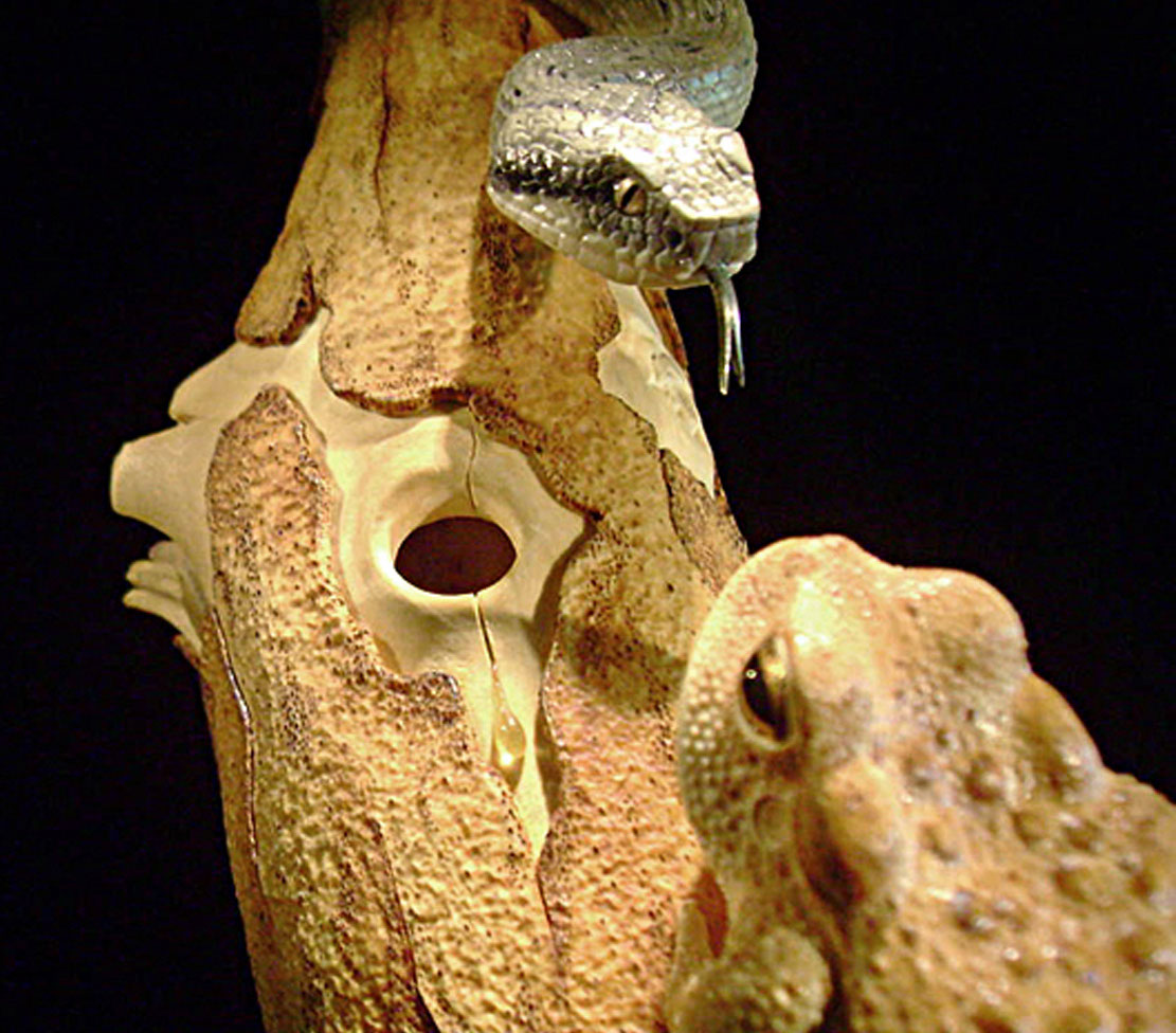 MEETING, Toad, Aspisviper, Kröte, Cornel, Schneider, Boxwood, Buchsbaum, Acrylglass, jpeg, jpg, scuplture, Schnitzerei, Carving, okimono